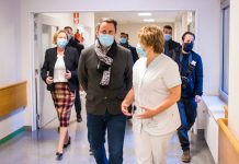 Luxemburgo: Xavier Bettel visita e elogia profissionais da Saúde