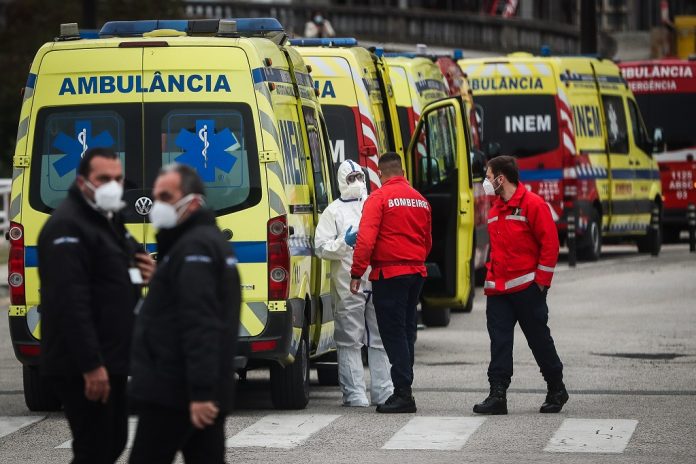 Covid-19: Ambulâncias junto ao Hospital de Santa Maria