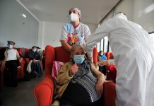 FOTO DO DIA: Vacinação contra a Covid-19 de utentes e profissionais de um lar