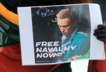 Navalny: Tribunal russo condena líder oposicionista a dois anos e meio de prisão – com reacções