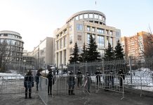 Rússia: Alexei Navalny começa a ser ouvido em tribunal e enfrenta prisão