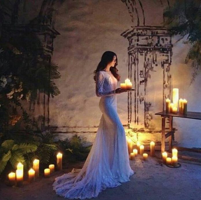 mulher-velas-poesia - FOTO DR